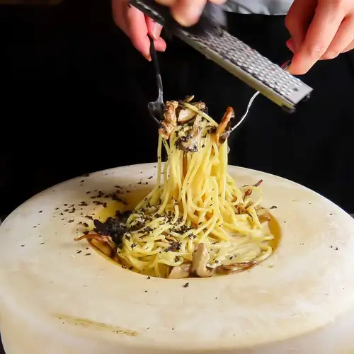 目の前でで仕上げる「ポルチーニ茸のパスタ～トリュフ掛