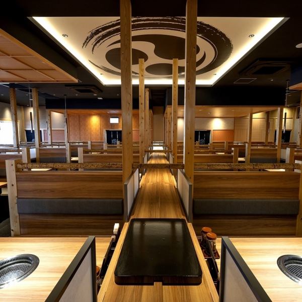 4名様掛けのお席と6名様掛けのお席をご用意しております。店内はとても開放感があり、ボックス席になっているため周りを気にせずに身内だけでお楽しみいただけます！特急レーンでお料理をテーブルまでお運びするため、エンターテイメントを演出した当店はお子様にも喜んでいただけるはず！ご家族様でもご利用ください◎