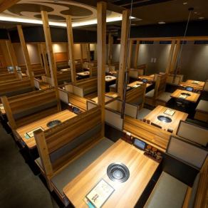 シックな色味で統一された和モダンな店内。落ち着いた雰囲気の中に木の温かみを感じられる居心地の良い空間です。