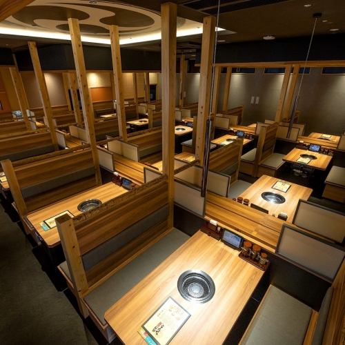 シックな色味で統一された和モダンな店内。落ち着いた雰囲気の中に木の温かみを感じられる居心地の良い空間です。