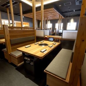 エンターテイメントを演出した楽しい店内でお楽しみください！特急レーンでのお届けは、対面の回数も減るため安心感もあり、素早くお届けできます！