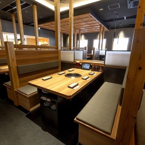 エンターテイメントを演出した楽しい店内でお楽しみください！特急レーンでのお届けは、対面の回数も減るため安心感もあり、素早くお届けできます！