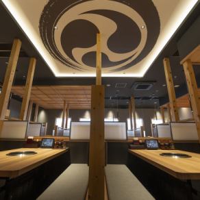 ボックス席で間隔を広々とった店内でごゆっくりお寛ぎ下さい！特急レーンも大好評です♪