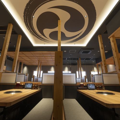 ボックス席で間隔を広々とった店内でごゆっくりお寛ぎ下さい！特急レーンも大好評です♪