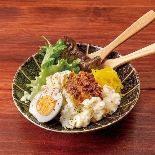 ひびき定番のまぜまぜポテサラ