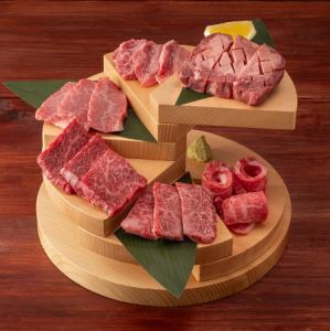 [A gorgeous assortment.]Enjoy the finest Wagyu beef: Hanasaki beef tongue and Kuroge Wagyu beef tiered platter (400g)