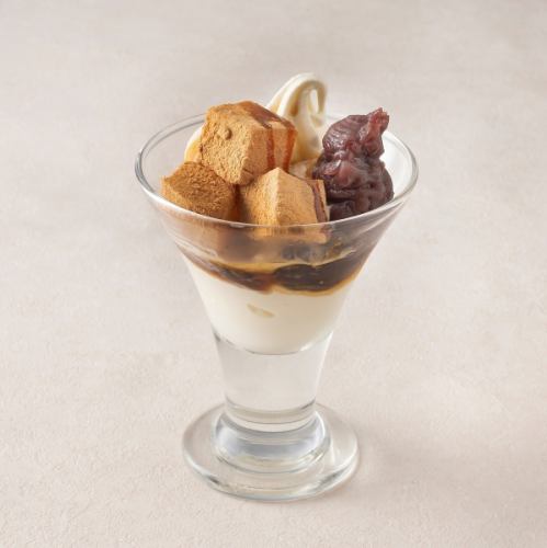 ≪甘味処ひびき 〆の和ぱふぇ≫きなこわらび餅ソフト【国産大豆100％の焙煎京きなこを使用】