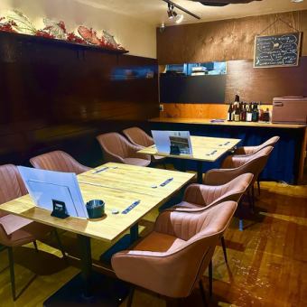 您可以放松地坐在餐桌旁,享用美食和饮品。这里有三个座位,但只能坐四个人。