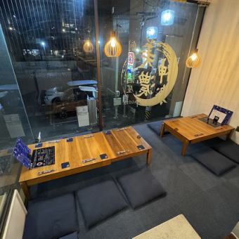 这里有一间榻榻米房间,最多可容纳 12 人。透过玻璃窗,宽敞的榻榻米房间氛围很好。