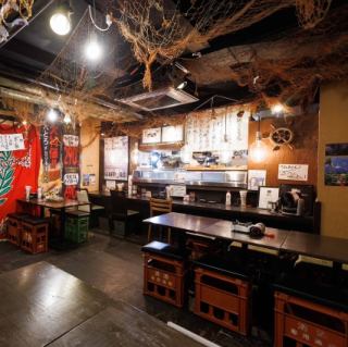 北海道の市場の中で食事をしているような雰囲気のテーブル席です♪