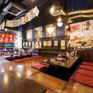 同じタイプのお席を6卓ご用意致しました。掘りごたつのお席なので、足を思い切り伸ばしてゆったりお寛ぎいただけます。お席を横一列にお繋ぎして最大40名様の大人数宴会にもご利用いただけます。