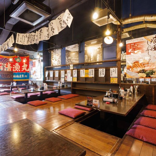 【大人数にも最適な掘りごたつ席】各種宴会、飲み会、同窓会にぴったりな足を伸ばしてゆっくりお寛ぎいただける掘りごたつ席をご用意しております。北海道の美味しいを〈道南農林水産部〉で存分にご堪能ください♪