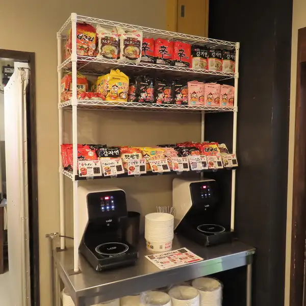 店内の一角には、様々な種類の韓国袋ラーメンがずらりと並ぶ専用棚を設置!お好きなラーメンを選んで専用の機械で調理する、本場スタイルの楽しい体験を味わえます♪