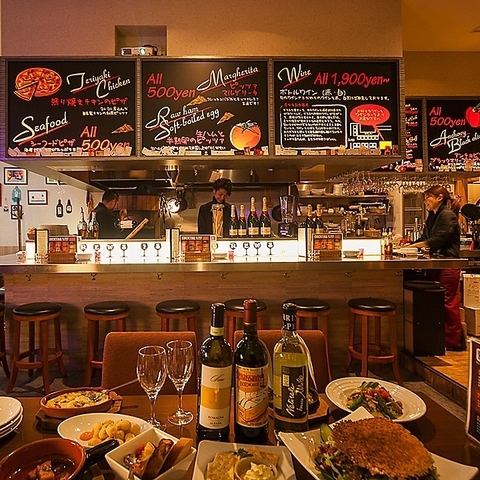気軽に立ち寄れるバルスタイルの店内♪窯焼きピザ500円～★
