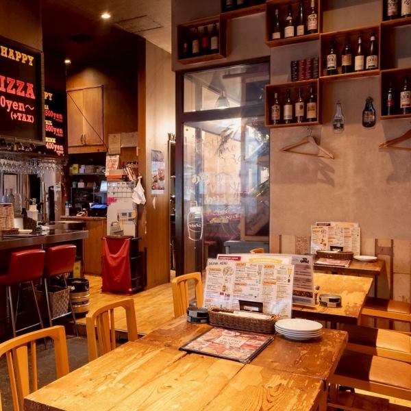 【テーブル席 4名席~】店内奥のお席は、女子会、誕生日にピッタリ♪内装の雰囲気も、フード、ドリンクの味も◎女子会、誕生も盛り上がること間違いなし☆まったりガールズトークも良いですね。2次会利用も可能。お洒落な雰囲気なので合コンにも◎