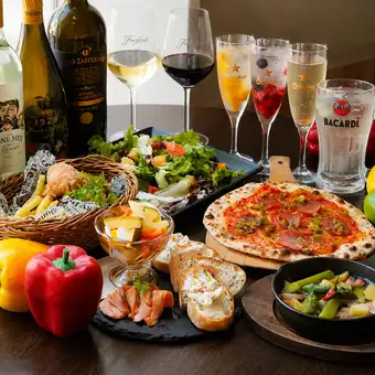All-you-can-eat beer and summer-only sparkling cocktails for ¥4500 (tax included)! Choose from 15 different pizzas.
