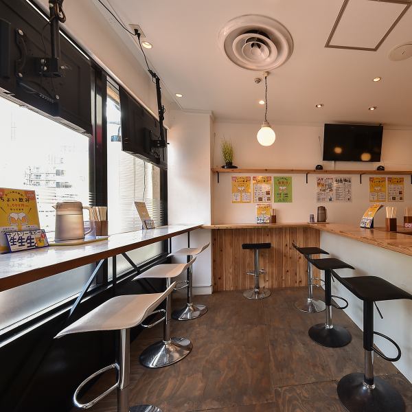 1名利用からでも気軽に立ち寄れてスタッフとの距離も近くアットホームな雰囲気が魅力です。一人でしっぽり飲むにも、友人と語らうにも最適な空間♪飲み屋らしい雰囲気で、心地よさと使いやすさ抜群です◎お酒好きにはたまらないメニューをご用意してお待ちしております!