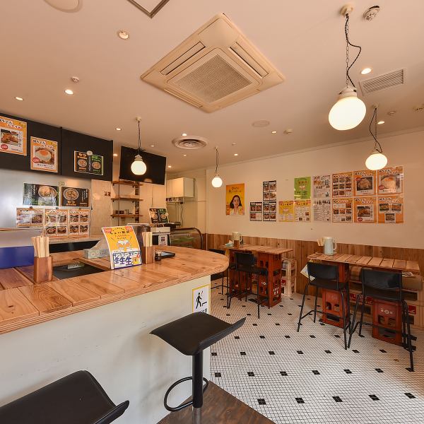 店内は韓国屋台をイメージした雰囲気が特徴!アクセス良好な立地にあり、気軽に立ち寄れるのが魅力です★せんべろが楽しめるお得なちょい飲みセットもご用意♪お仕事帰りや仲間とのプライベートな時間にぴったりのカジュアル感あふれる空間です◎