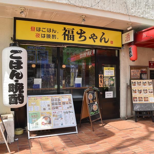 店内は韓国屋台をイメージした雰囲気が特徴！アクセス良好な立地にあり、気軽に立ち寄れるのが魅力です★せんべろが楽しめるお得なちょい飲みセットもご用意♪お仕事帰りや仲間とのプライベートな時間にぴったりのカジュアル感あふれる空間です◎