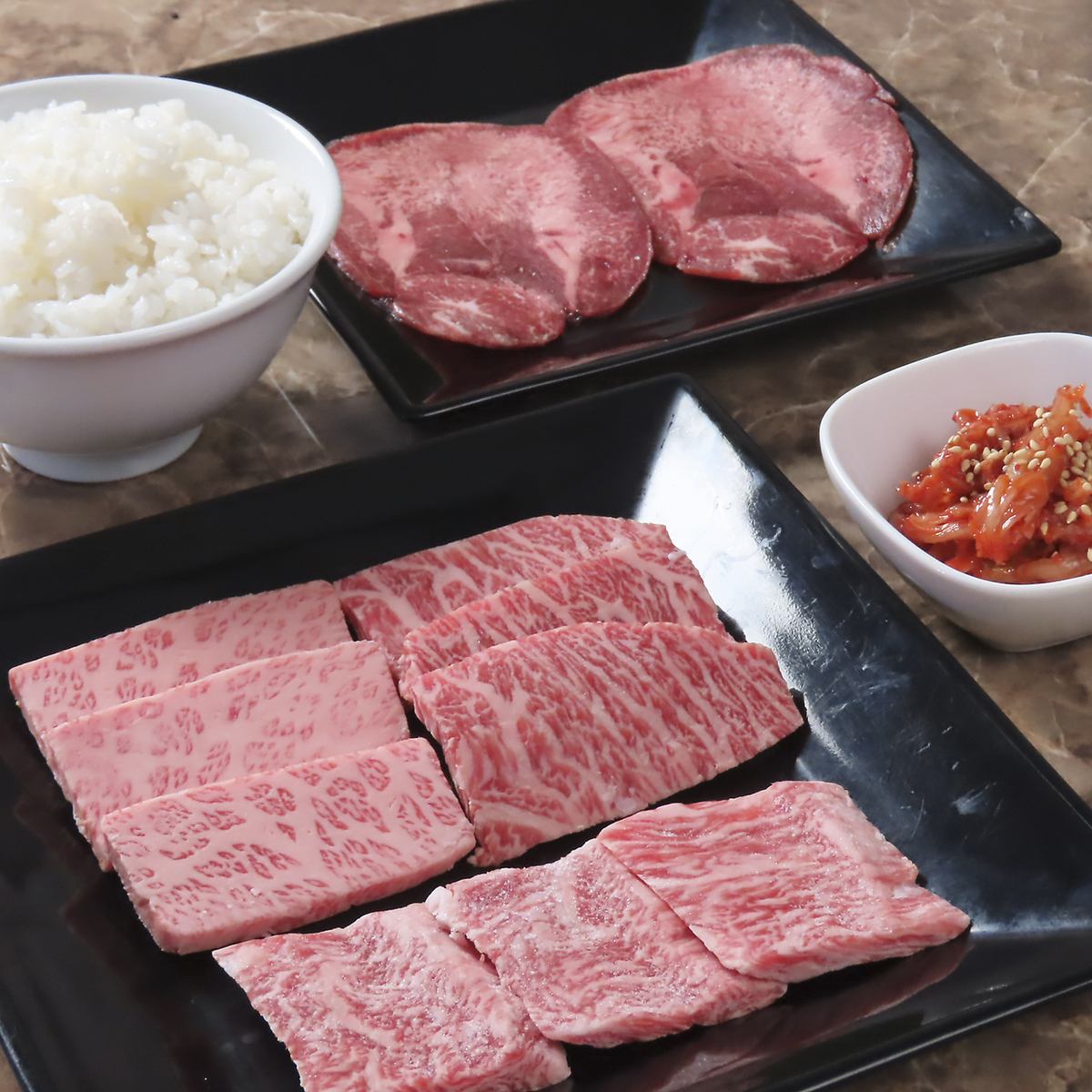 A5ランクのお肉を霜降りカルビ・赤身カルビに厳選してご提供！