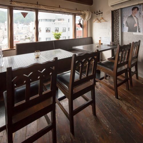 落ち着いた雰囲気で夜景を見ながら過ごせるお店◎