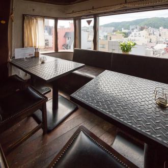 【テーブル席】テーブル席は夜景が見ることができる特等席です。デートや記念日、女子会などにおすすめです。
