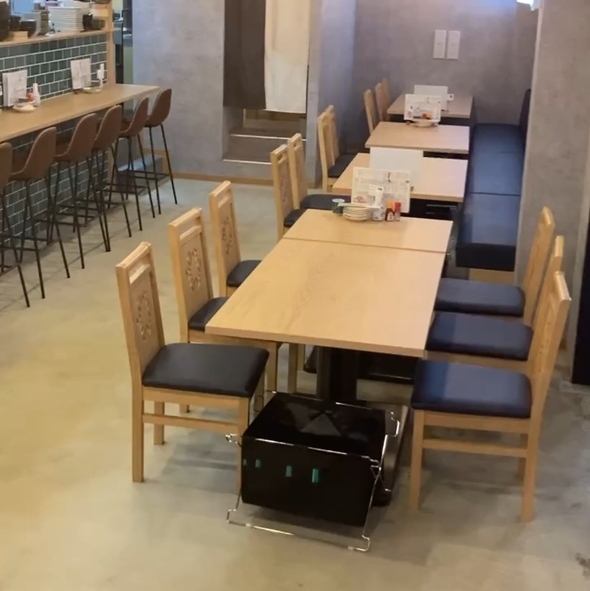 【使い勝手の良いテーブル席は楽しい飲み会シーンに◎】明るく賑やかな空間の店内には、4名様テーブル席と6名様テーブルをそれぞれご用意しております。席数もしっかりございますのでお気軽にご来店ください。友人、カップル、会社宴会などグループでのご利用に最適で、幅広いシーンに便利です。