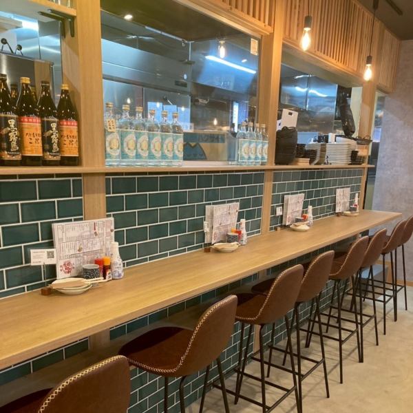 【お気軽にご利用いただけるカウンター席も完備！】カウンタータイプのお席は全8席ございます。お一人様から少人数でのお食事やサク飲みにぴったりな使い心地のお席です。会社終わりのちょっとしたご利用にぴったりで、心ゆくまでゆっくりと美味しいお料理やお酒をお楽しみください。