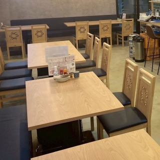 【テーブル席　4×3】使い勝手の良いテーブル席をご用意！4名様席は3卓ございます。友人・デートなどのご利用にちょうど良く、グループでのお食事にぴったりです。