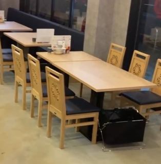 【テーブル席　6×4】使い勝手の良いテーブル席をご用意！6名様席は4卓ございます。会社仲間やコンパなどのグループ利用でもゆったりと快適にお食事を楽しめます。