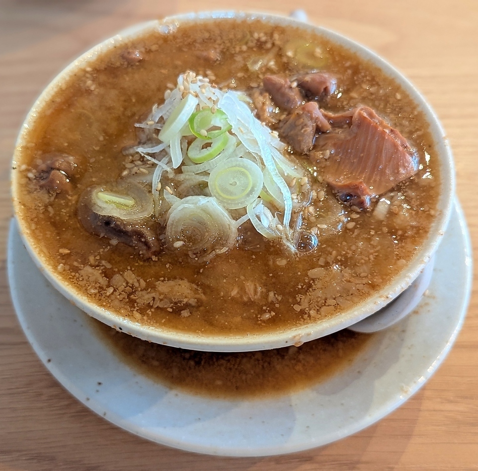 とろける食感と旨味が自慢の名物モツ煮込みをご提供！