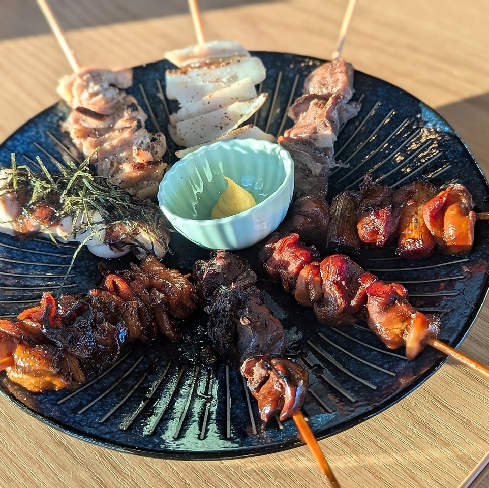 備長炭で焼き上げる香ばしい串焼きをご堪能ください。