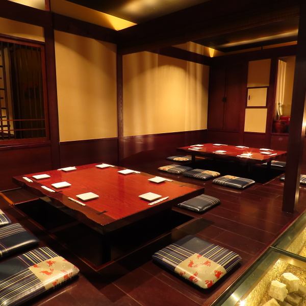 店内は広く、ゆったりとお過ごしいただけます◎周囲の目が気にならない個室のご用意もございますので、ビジネスからプライベートまでご利用できて便利！お席は掘りごたつ席をご用意しておりますので、楽な姿勢でお座りください。