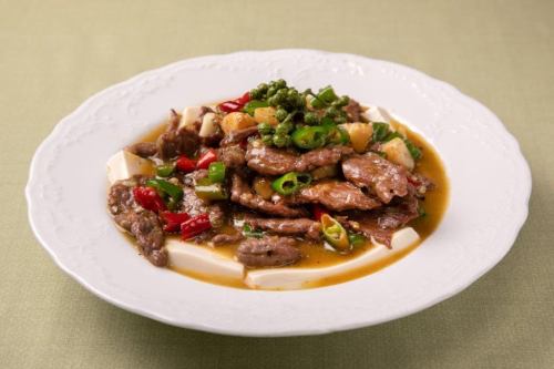 牛肉と豆腐の焦がした唐辛子ソース炒め