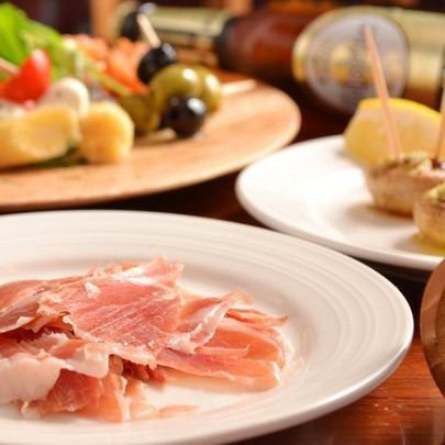 ☆ Great value until 20:00! 990 yen for a set of prosciutto and glass wine ☆