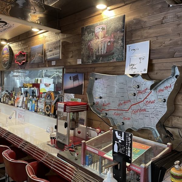 Counter seats are also available so that even one person can come to the store with peace of mind.You can also enjoy a conversation with the friendly owner. We have a wide variety of alcoholic beverages available, so if you have any questions, feel free to ask!