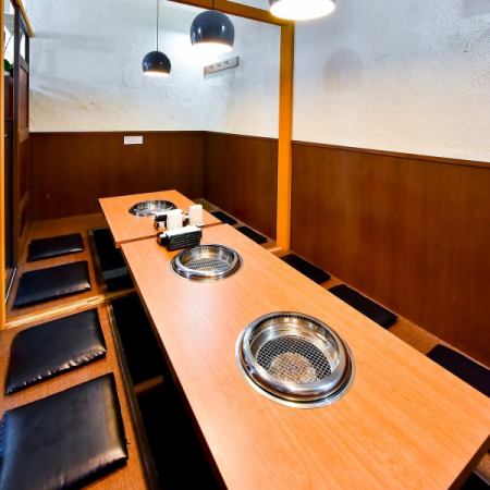 我們提供可容納 8 人的半私密下沉式暖桌座位。下沉式的暖桌座位,可以脫掉鞋子放鬆身心,非常適合與同事一起喝酒聚會、家庭聚餐和小型聚會。您可以在輕鬆的氛圍中享用正宗的烤肉,而無需擔心周圍的人。