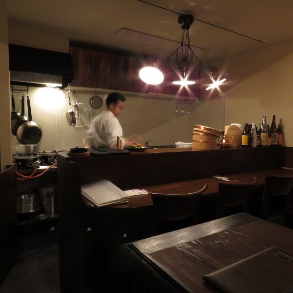 An open kitchen counter is a seat where you can enjoy a conversation with a shopkeeper! It is perfect for lunch and evening drinks after work, per person is greatly appreciated! Because it has plenty of alcoholic beverages such as craft beer and whiskey, It is also recommended for banquets.