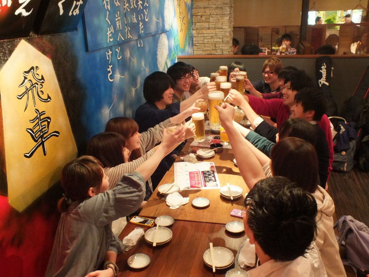 A public bar where students and office workers gather! Cheers with a beer mug ~ ☆