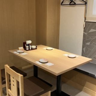 Table seating where even large groups can relax comfortably! Seafood Izakaya Hananomai Oyama Branch