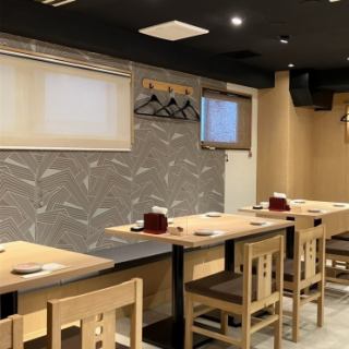 Table seating where even large groups can relax comfortably! Seafood Izakaya Hananomai Oyama Branch