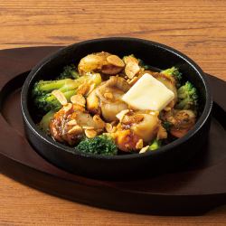 Stir-fried scallops and broccoli with garlic and butter