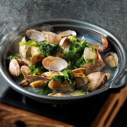 Clams and seaweed steamed on a ceramic plate