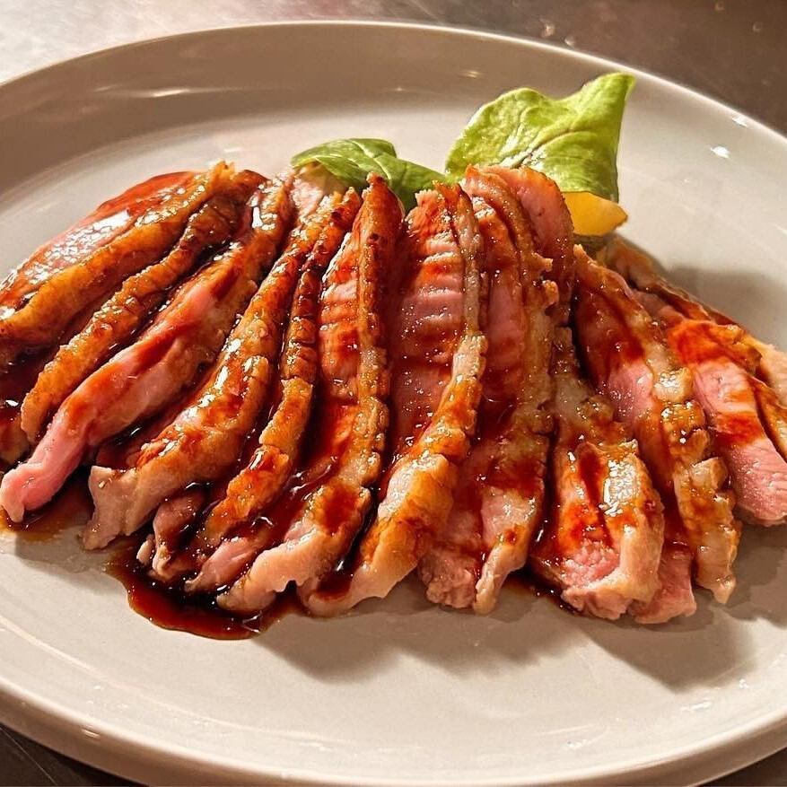 Be sure to try the chef's carefully selected roasted duck! We also have our famous frozen fruit sour♪