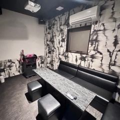 【カラオケ】さまざまなグループサイズに応じた部屋をご用意。3名～4名様までご利用いただける部屋が5室、5名～6名様向けの部屋が3室、10名～15名様まで収容可能な大人数用の部屋が1室ございます。友人や家族と一緒に、楽しいカラオケタイムをお楽しみいただける環境が整っています。