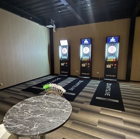 【ダーツ】当店のダーツエリアでは、2名～3名様向けに楽しめるダーツマシンを3台ご用意しています。友人や同僚と気軽に対戦を楽しんだり、スキルを磨いたりするのに最適。初心者から上級者まで、誰でも楽しめるように設計されており、盛り上がる時間をお過ごしいただけます。