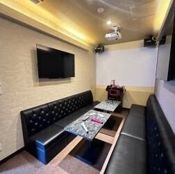 [卡拉OK] 非常适合团体聚会和活动，您可以与朋友和同事一起欢乐。我们拥有最新的音响设备和丰富的音乐选择。欢迎随意使用此空间举办大型卡拉 OK 派对或特殊活动。