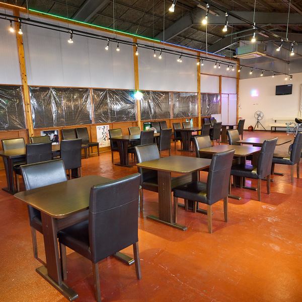 【開放感があり、ゆったりと過ごせる居心地の良いお店です♪】店内は広々とした快適な空間で、お席は全30席をご用意!ごゆっくりとお食事や会話を楽しむひと時をお過ごしいただけます。