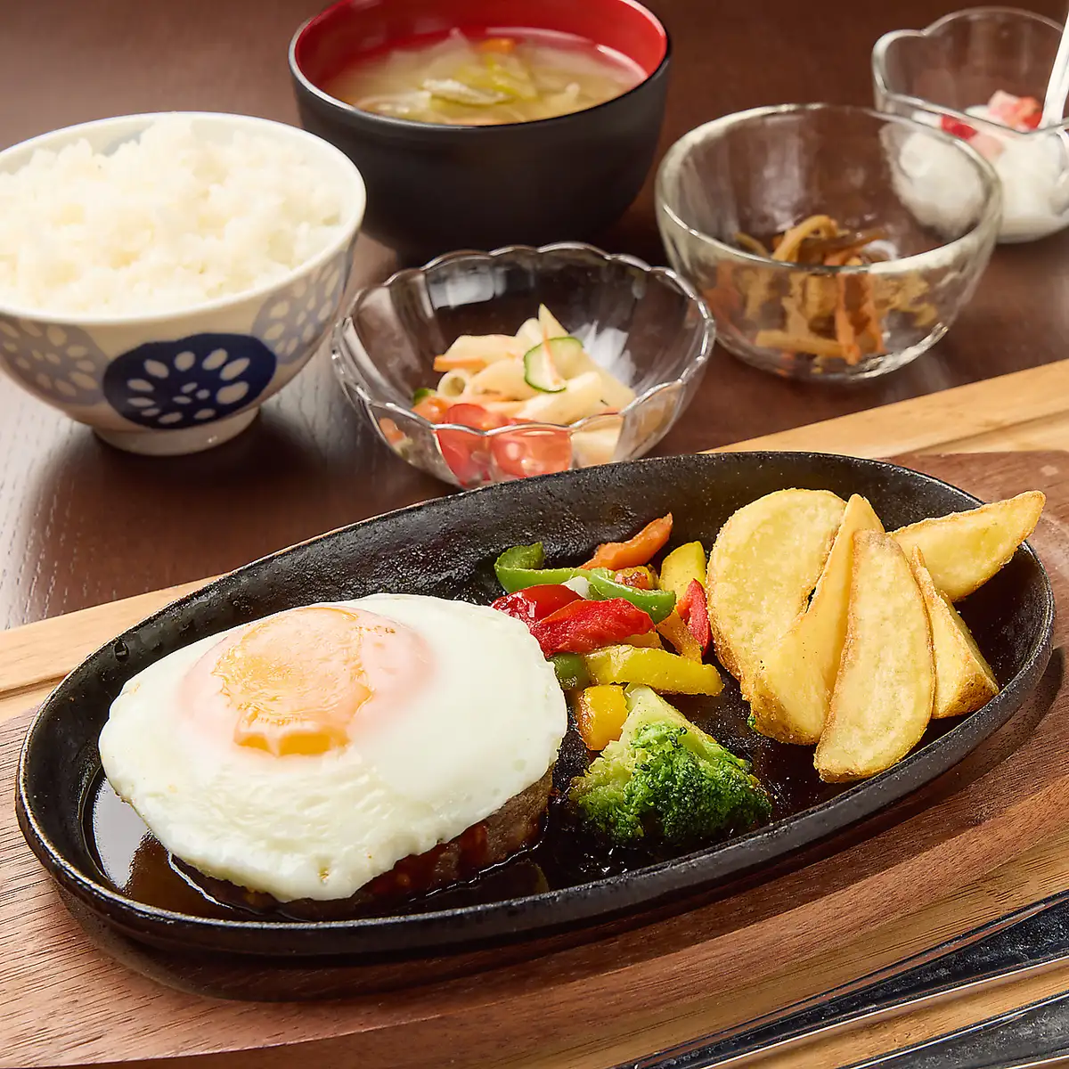 ランチもディナーも当店で!お得な定食ございます。