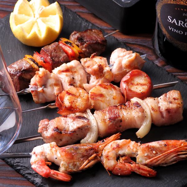 イロリアのおすすめ★『串の盛り合わせ5本』はおすすめの串焼きを一本ずつお楽しみいただける一皿です！